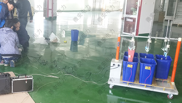 絕緣手套耐壓試驗(yàn)現(xiàn)場(chǎng)