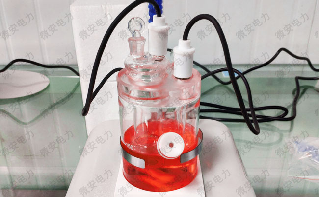 淺紅色的電解液